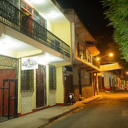 Hostal Fachente León Екстериор снимка