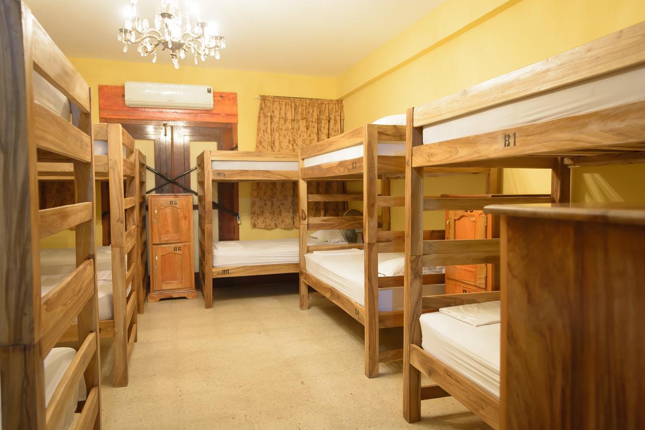 Hostal Fachente León Екстериор снимка